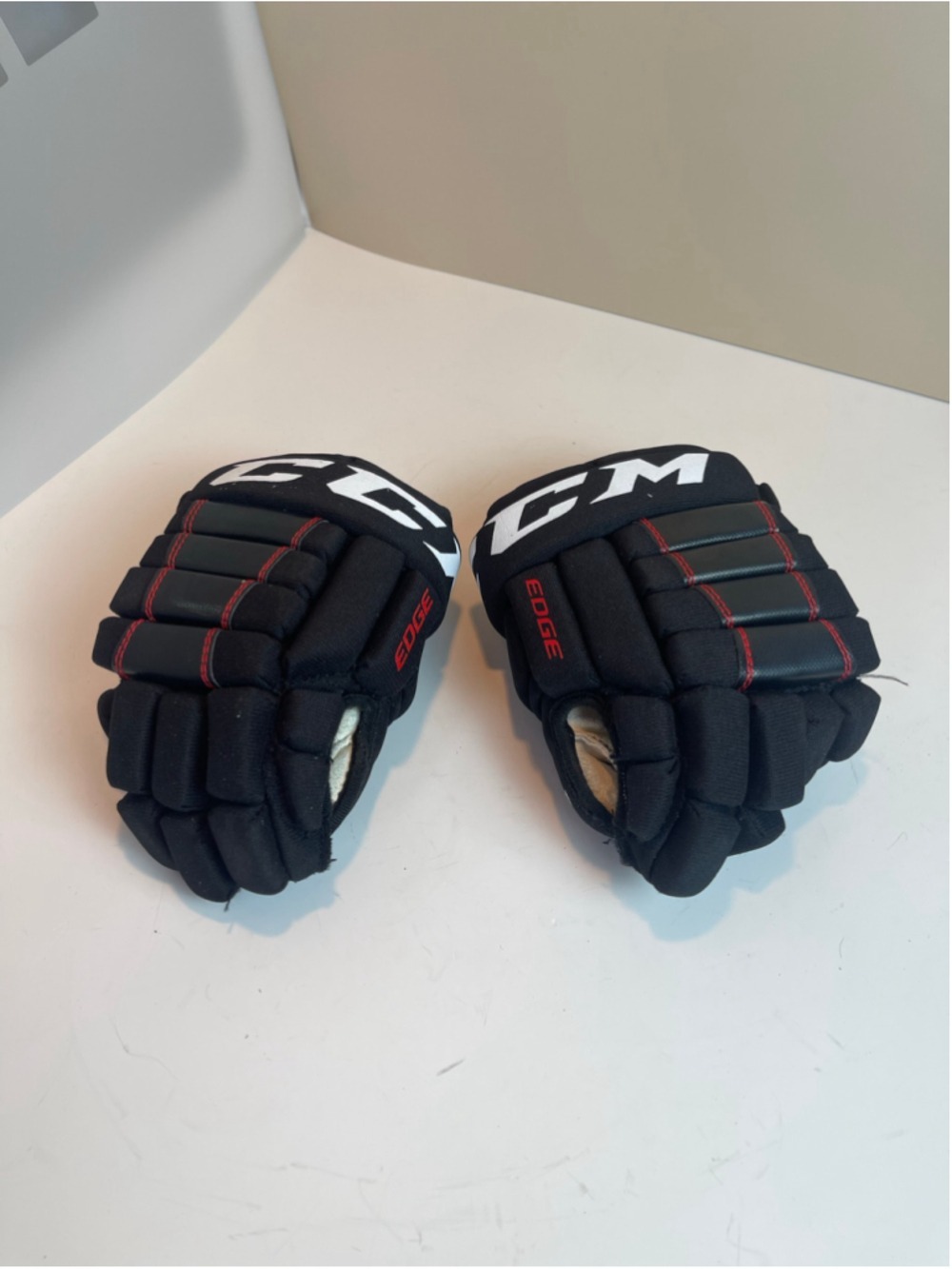 CCM Edge Junior Hockey Gloves Black Red Youth Size 10 Protective Sports Gear